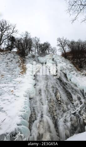 La chute d'eau gelée d'Oshinkoshin à Hokkaido, au Japon. Banque D'Images