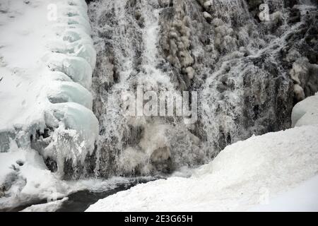 La chute d'eau gelée d'Oshinkoshin à Hokkaido, au Japon. Banque D'Images