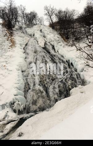 La chute d'eau gelée d'Oshinkoshin à Hokkaido, au Japon. Banque D'Images