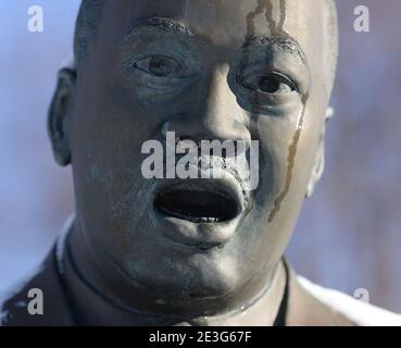 Racine, Wisconsin, États-Unis. 4 avril 2018. Photo du dossier : la fonte des neiges est sur le visage de la statue du Dr Martin Luther King, Jr. À racine, Wisconsin., le mercredi matin 4 avril 2018, le 50e anniversaire de son assassinat à Memphis. On dit que la statue est la seule statue grandeur nature du Dr King. Crédit : Mark Hertzberg/ZUMA Wire/Alay Live News Banque D'Images