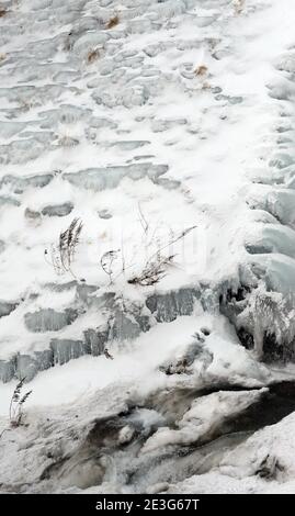 La chute d'eau gelée d'Oshinkoshin à Hokkaido, au Japon. Banque D'Images