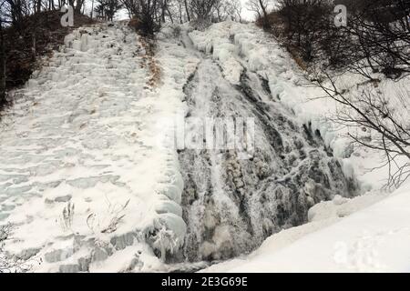 La chute d'eau gelée d'Oshinkoshin à Hokkaido, au Japon. Banque D'Images