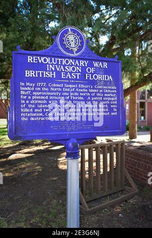 Vieux, bleu cobalt signe historique de métal raconte l'invasion de la guerre d'indépendance de la Floride de l'est britannique, à Fernandina, FL sur l'île Amelia, parrainé Banque D'Images