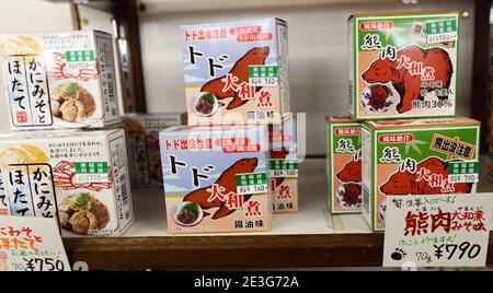 Viande d'ours et de phoque en conserve vendue dans un magasin à Hokkaido, au Japon. Banque D'Images