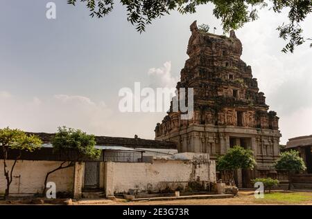 Hampi, Karnataka, Inde - 5 novembre 2013 : Temple Malyavanta Raghunatha. Tour de Gopuram en pierre brune sculptée sur la porte d'entrée vue de l'intérieur du terrain Banque D'Images