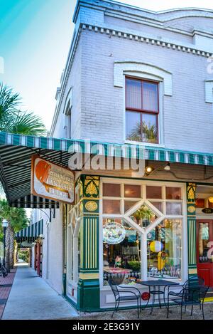 Vue sur le long trottoir bordé de palmiers le long de Fernandina's Fantastic Fudge Sweet shop dans le charmant vieux bâtiment à Fernandina Beach, sur Amelia Isl Banque D'Images