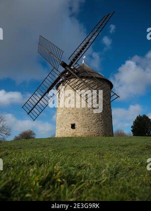 Ancien moulin à vent rustique historique sur une colline Mont Dol moulin Dol de Bretagne Saint Malo Ille et Vilaine Bretagne France Europe Banque D'Images