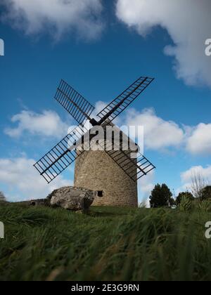 Ancien moulin à vent rustique historique sur une colline Mont Dol moulin Dol de Bretagne Saint Malo Ille et Vilaine Bretagne France Europe Banque D'Images