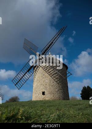 Ancien moulin à vent rustique historique sur une colline Mont Dol moulin Dol de Bretagne Saint Malo Ille et Vilaine Bretagne France Europe Banque D'Images