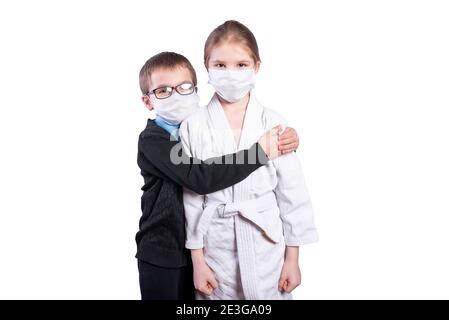 Un garçon, un écolier, encadre une jeune athlète. Masqué. Isolé sur fond blanc. Photo de haute qualité Banque D'Images