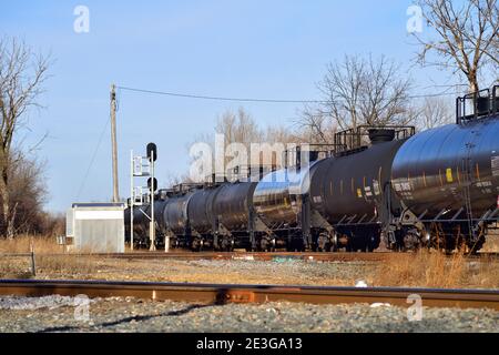 Bartlett, Illinois, États-Unis. Un train pétrolier canadien National se dirigeant vers le nord au-dessus d'un croisement, Banque D'Images