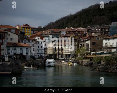 Vue panoramique sur le port bateau quai de Mundaka Village de Mundaca à Gascogne pays Basque Espagne en Europe Banque D'Images