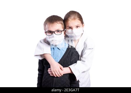 Une athlète de fille épouse un garçon d'école, portant des masques. Isolé sur fond blanc. Photo de haute qualité Banque D'Images