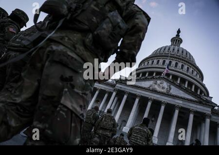 Washington, États-Unis. 18 janvier 2021. Les membres de la Garde nationale marchent sur le front est au Capitole des États-Unis le 18 janvier 2021 à Washington, DC. (Photo d'Oliver Contreras/SIPA USA) Credit: SIPA USA/Alay Live News Banque D'Images