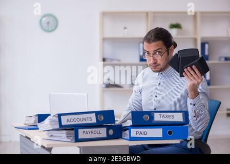 Jeune comptable calculant les paiements d'impôt au bureau Banque D'Images
