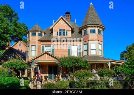 L'historique Bailey House, est un style victorien de la reine Anne avec une exposition d'anciens chevaux de carrousel sur le porche avant, à Fernandina Beach, FL sur Amelia Banque D'Images