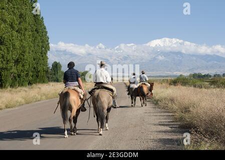 Les Gauchos à cheval sur la route des vins, près des montagnes des Andes de Mendoza en Argentine Banque D'Images