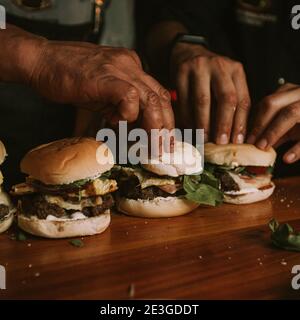 Hamburger sur une table en bois Restauration pour un événement social. Banque D'Images