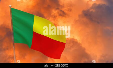 Drapeau Bénin sur pôle. Arrière-plan spectaculaire. Drapeau national du Bénin Banque D'Images
