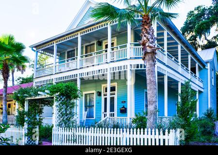 Une maison en bois bleu à deux étages avec balcon et porche avant et chaises à bascule sur l'île Amelia, dans le centre historique de Fernandina Beach, FL Banque D'Images