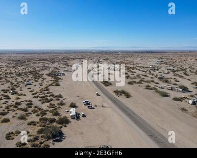 Vue aérienne de Slab City, une communauté de squatters non incorporée et hors-réseau composée en grande partie d'oiseaux de neige dans la région de Salton du Sonoran Banque D'Images