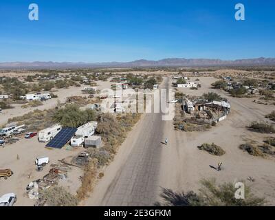 Vue aérienne de Slab City, une communauté de squatters non incorporée et hors-réseau composée en grande partie d'oiseaux de neige dans la région de Salton du Sonoran Banque D'Images