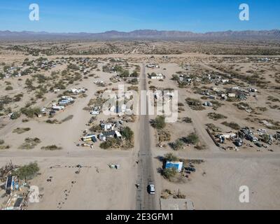 Vue aérienne de Slab City, une communauté de squatters non incorporée et hors-réseau composée en grande partie d'oiseaux de neige dans la région de Salton du Sonoran Banque D'Images