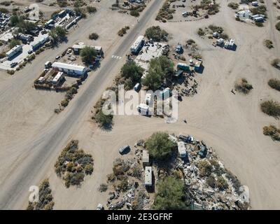 Vue aérienne de Slab City, une communauté de squatters non incorporée et hors-réseau composée en grande partie d'oiseaux de neige dans la région de Salton du Sonoran Banque D'Images