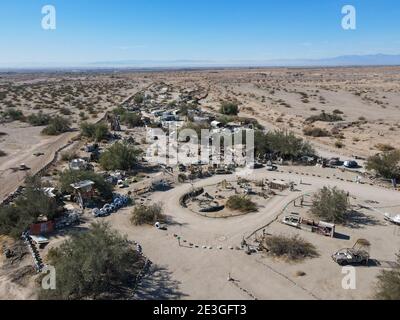 Vue aérienne de Slab City, une communauté de squatters non incorporée et hors-réseau composée en grande partie d'oiseaux de neige dans la région de Salton du Sonoran Banque D'Images