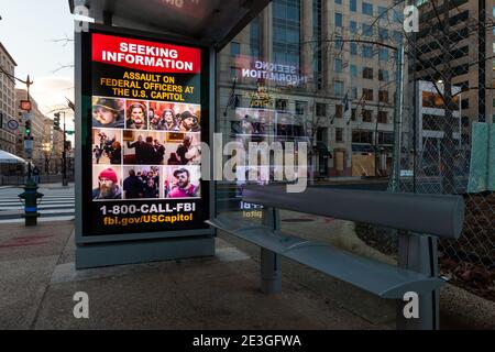 Washington, DC, Etats-Unis, 18 janvier 2021. Photo : une annonce du FBI à un arrêt de bus Metro demande au public de contacter le Bureau s'il a des informations sur les personnes photographiées et leurs actions pendant l'insurrection de janvier 6. C’est l’une des nombreuses préparations et mesures de sécurité pour l’investiture présidentielle qui ont été instituées bien plus tôt que d’habitude en raison de la menace de violence que représentent les partisans de Trump, les partisans de la suprématie blanche et d’autres exrémistes de droite. Crédit : Allison C Bailey/Alay Live News Banque D'Images