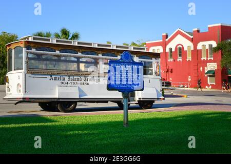 Un bus de visite d'époque de l'île Amelia trolleys, dans le quartier historique de Fernandina Beach, avec le signe historique pour le naturaliste, William Bartram, FL Banque D'Images