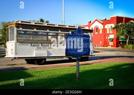 Un bus de visite d'époque de l'île Amelia trolleys, dans le quartier historique de Fernandina Beach, avec le signe historique pour le naturaliste, William Bartram, FL Banque D'Images