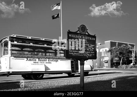 Un bus de visite d'époque de l'île Amelia trolleys, dans le quartier historique de Fernandina Beach, avec le signe historique pour le naturaliste, William Bartram, FL Banque D'Images