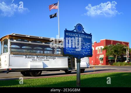 Un bus de visite d'époque de l'île Amelia trolleys, dans le quartier historique de Fernandina Beach, avec le signe historique pour le naturaliste, William Bartram, FL Banque D'Images