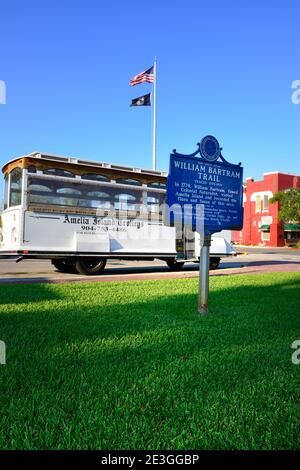 Un bus de visite d'époque de l'île Amelia trolleys, dans le quartier historique de Fernandina Beach, avec le signe historique pour le naturaliste, William Bartram, FL Banque D'Images