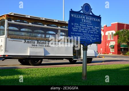 Un bus de visite d'époque de l'île Amelia trolleys, dans le quartier historique de Fernandina Beach, avec le signe historique pour le naturaliste, William Bartram, FL Banque D'Images