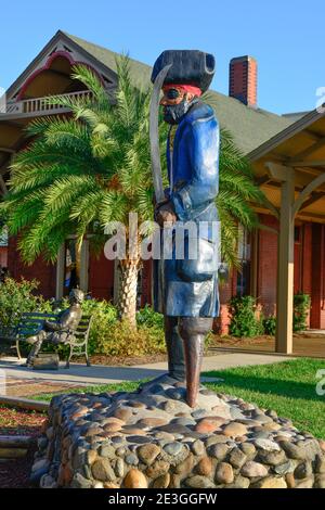 Une vue sur 'Peg Leg Pete', la sculpture pirate à une jambe en face du centre d'accueil de la plage historique de Fernandina, sur l'île d'Amelia, FL, USA Banque D'Images