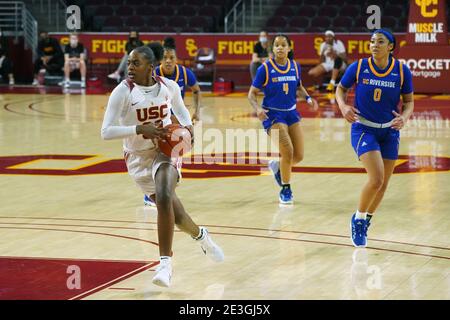 Les chevaux de Troie de la Californie du Sud font avancer Jordyn Jenkins (32) dribbles la balle Contre les UC Riverside Highlanders dans la première moitié pendant Une ncaa colleg Banque D'Images