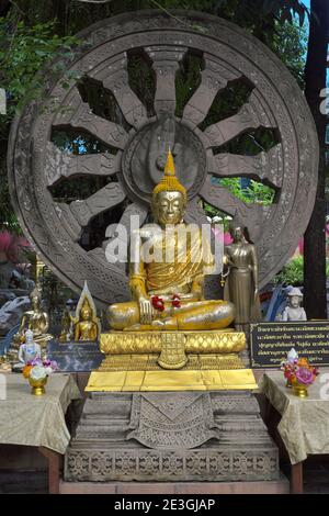 Statue de Bouddha à Wat Sanghathan, un temple de méditation à Nonthaburi, Thaïlande, Bouddha affichant le mudra (geste) bhumisparsha (touchant la terre) Banque D'Images