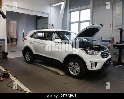 Hyundai Creta au service de voiture. Vus blanc avec capot moteur ouvert au garage. Podolsk, région de Moscou - avril 2019 Banque D'Images