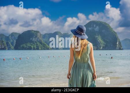 Belle femme dans une robe voyage à Halong Bay. Vietnam. Voyage en Asie, bonheur émotion, concept de vacances d'été. Paysage de mer pittoresque Banque D'Images