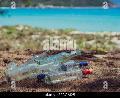 Fermer la décharge vieux sale transparent jeté verre vide boissons alcool bouteilles déchets sur forêt terrestre nature parc marin. Alcoolisme problème de dépendance Banque D'Images