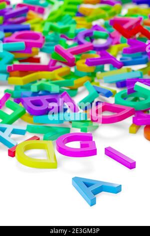 Tas de lettres colorées en plastique de caractère alphabétique arc-en-ciel sur fond blanc, littérature, éducation, savoir-faire ou concept d'écriture, 3D illustrati Banque D'Images