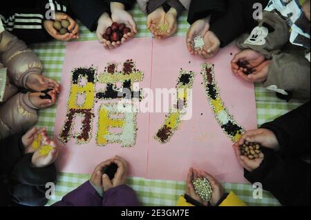 Xuzhou, Chine. 18 janvier 2021. Pour faire avancer la culture traditionnelle, un professeur enseigne aux jeunes enfants les connaissances sur les grains au festival de Laba dans la maternelle à Xuzhou, Jiangsu, en Chine, le 18 janvier 2021.(photo de TPG/cnschotos) crédit: TopPhoto/Alay Live News Banque D'Images