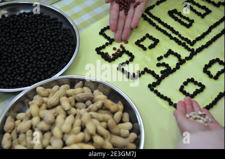 Xuzhou, Chine. 18 janvier 2021. Pour faire avancer la culture traditionnelle, un professeur enseigne aux jeunes enfants les connaissances sur les grains au festival de Laba dans la maternelle à Xuzhou, Jiangsu, en Chine, le 18 janvier 2021.(photo de TPG/cnschotos) crédit: TopPhoto/Alay Live News Banque D'Images