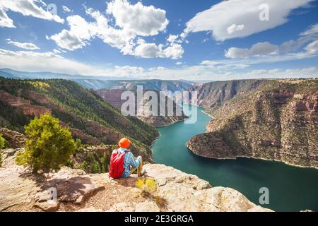 Randonneur dans Flaming Gorge recreation area Banque D'Images