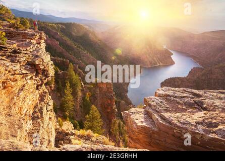 Randonneur dans Flaming Gorge recreation area Banque D'Images