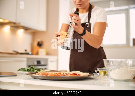 La pizza maison sera inachevée sans fromage Banque D'Images