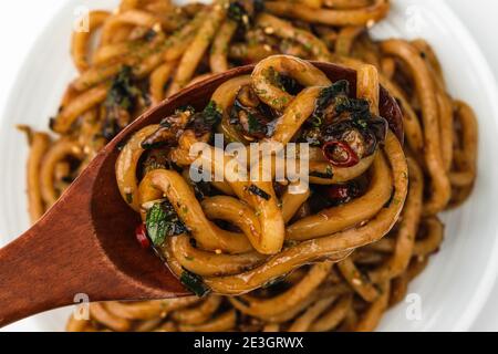 Udon sauté sur fond blanc Banque D'Images