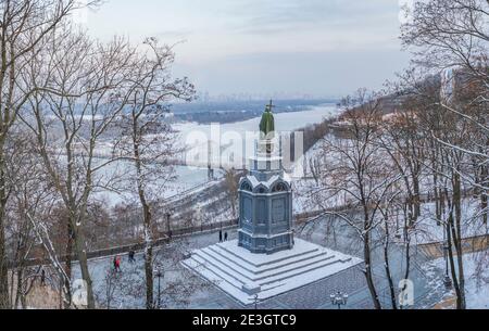 Vue d'hiver de Vladimirskaya Gorka à la mémoire de Saint Vladimir sur le fleuve Dnieper et le pont piétonnier à Kiev, Ukraine Banque D'Images